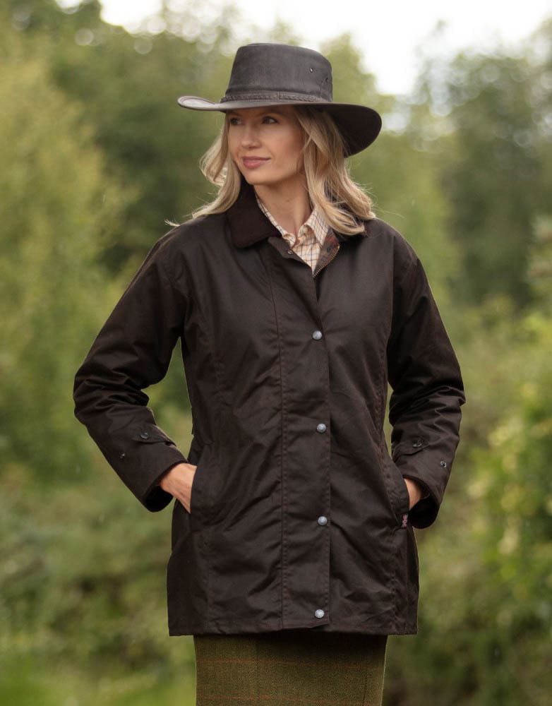 Casaco feminino castanho escuro com botões e chapéu castanho escuro