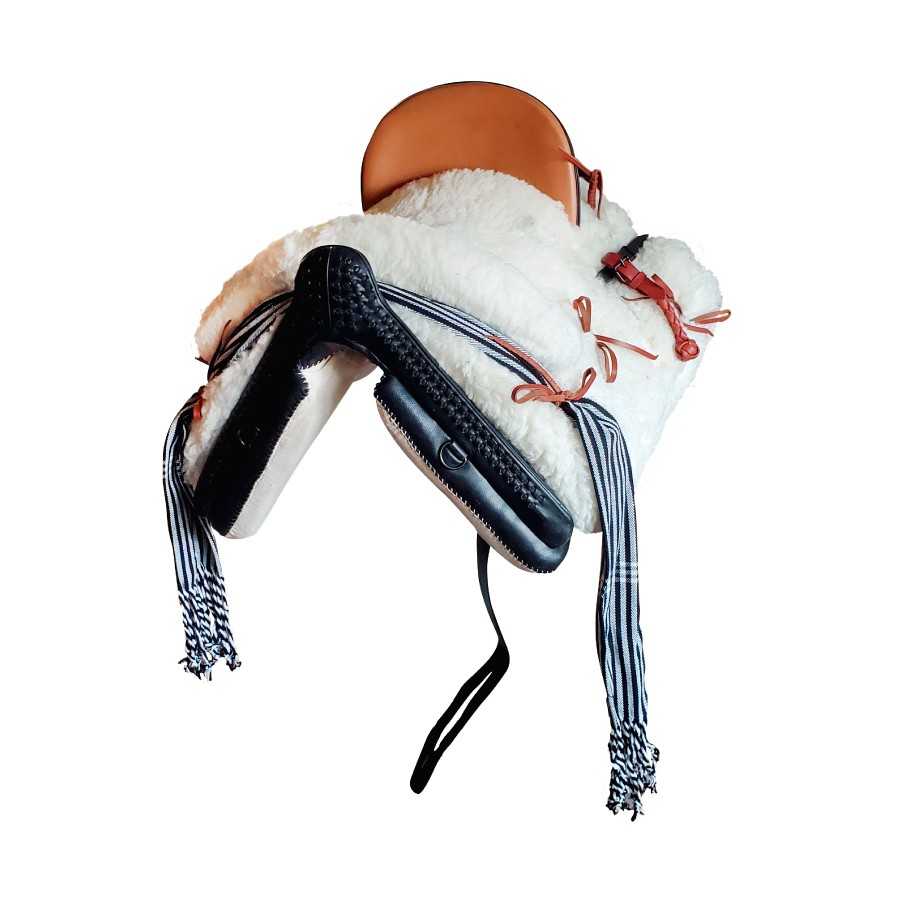 Selim equestre castanho e branco com tiras riscas pretas e brancas