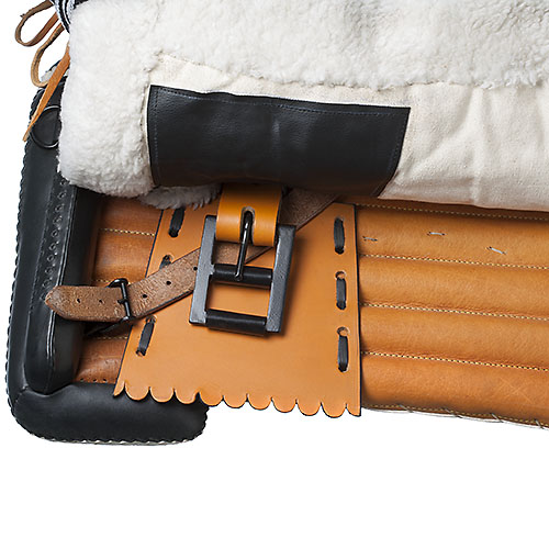 Colchão para sela em couro castanho e preto com tecido branco tipo lã e fivela preta