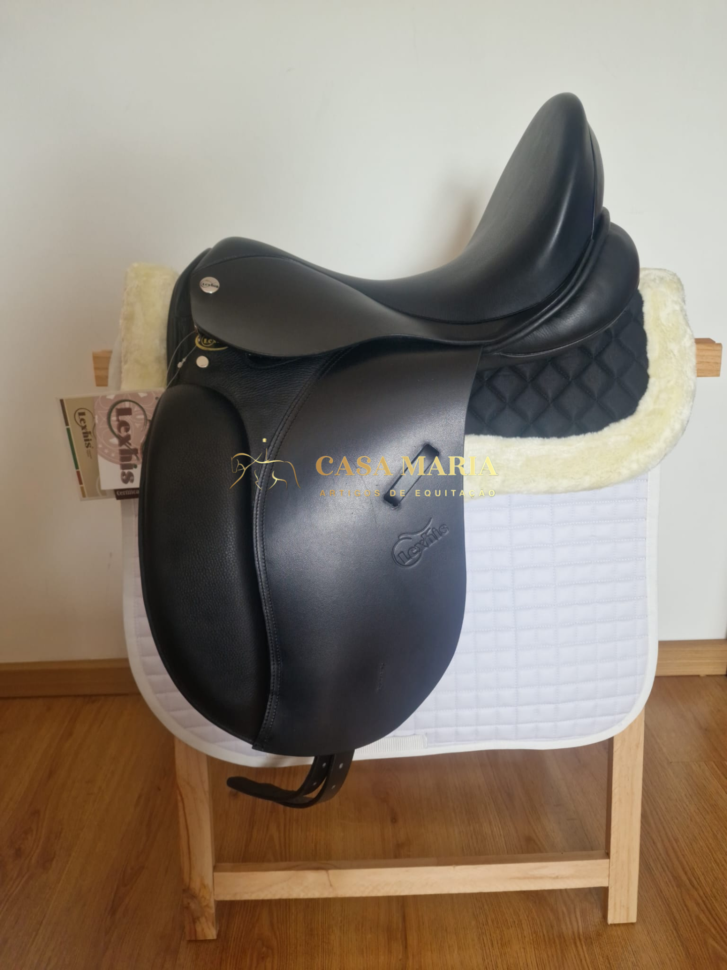 Selim de equitação preto com manta acolchoada e suporte de madeira