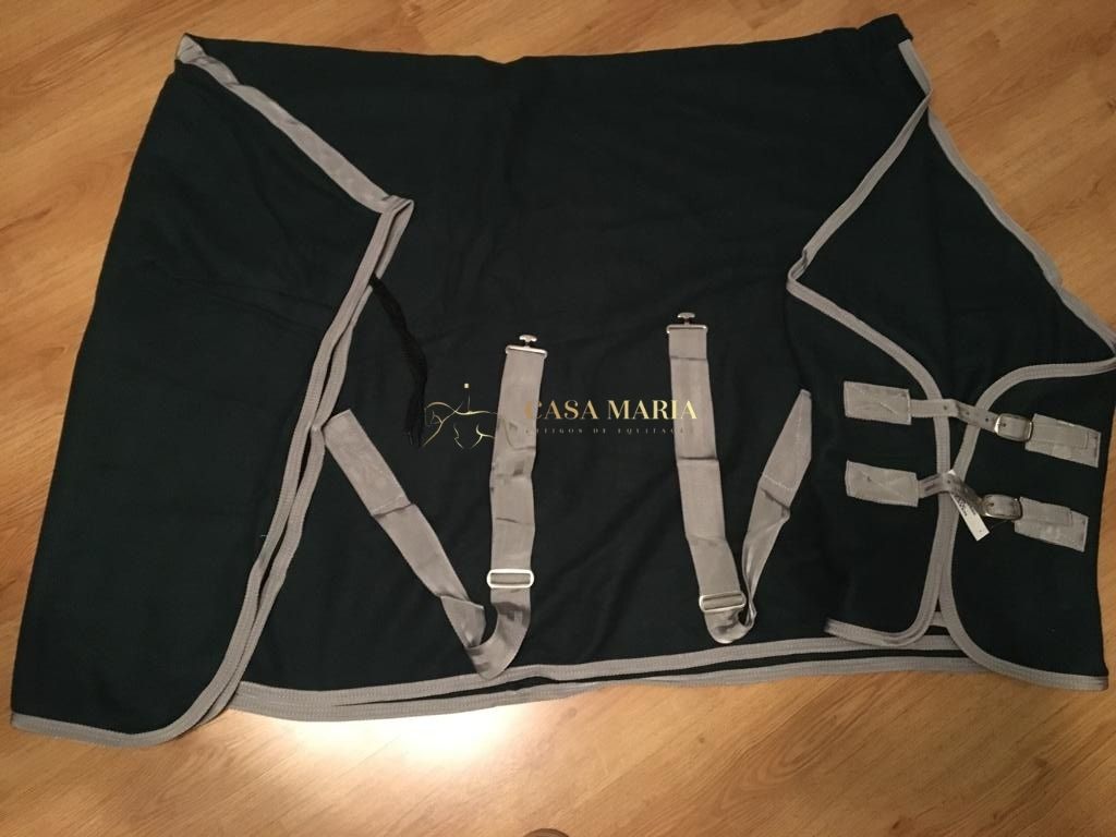 Cobertor para cavalo preto com acabamento cinza e alças ajustáveis