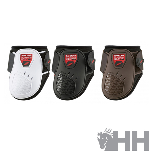 Três protetores para cascos de cavalo em branco, preto e castanho com textura e etiqueta vermelha.