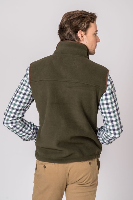 Homem visto de costas a usar colete polar verde-oliva e camisa xadrez