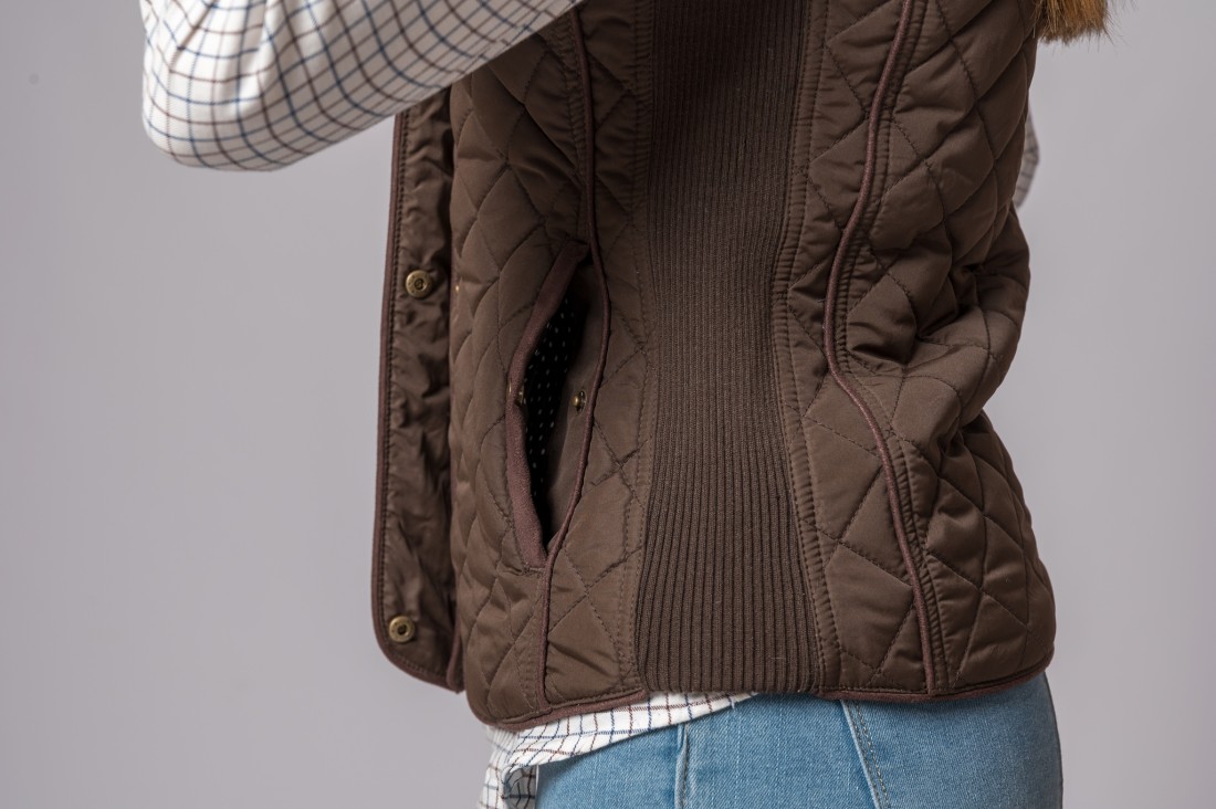 Casaco acolchoado castanho com bolsos e camisola castanha