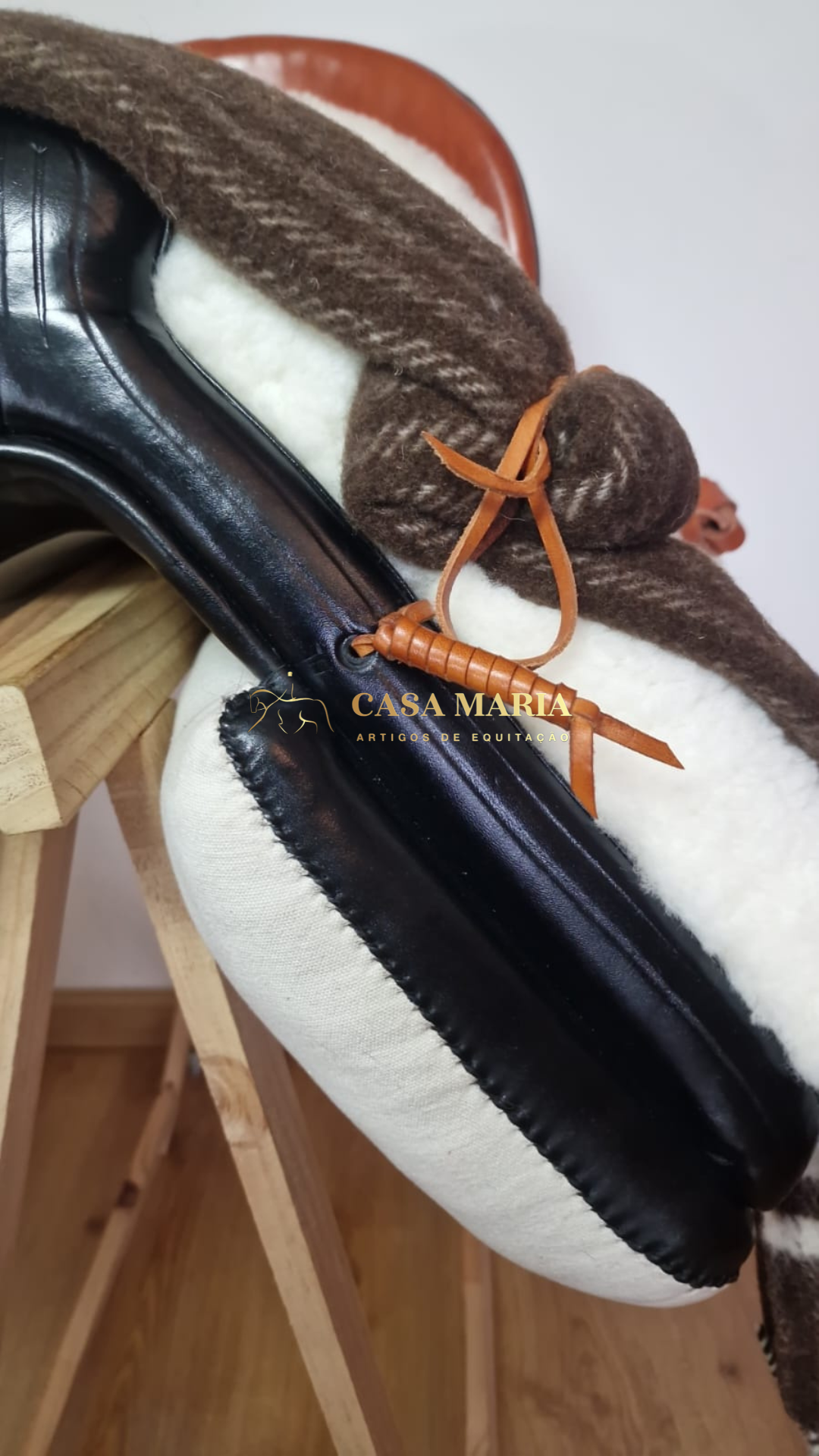 Sela de equitação em couro preto com forro branco acolchoado