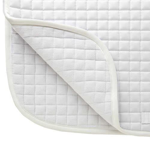 Manta acolchoada branca com padrão de quadrados e bordas arredondadas