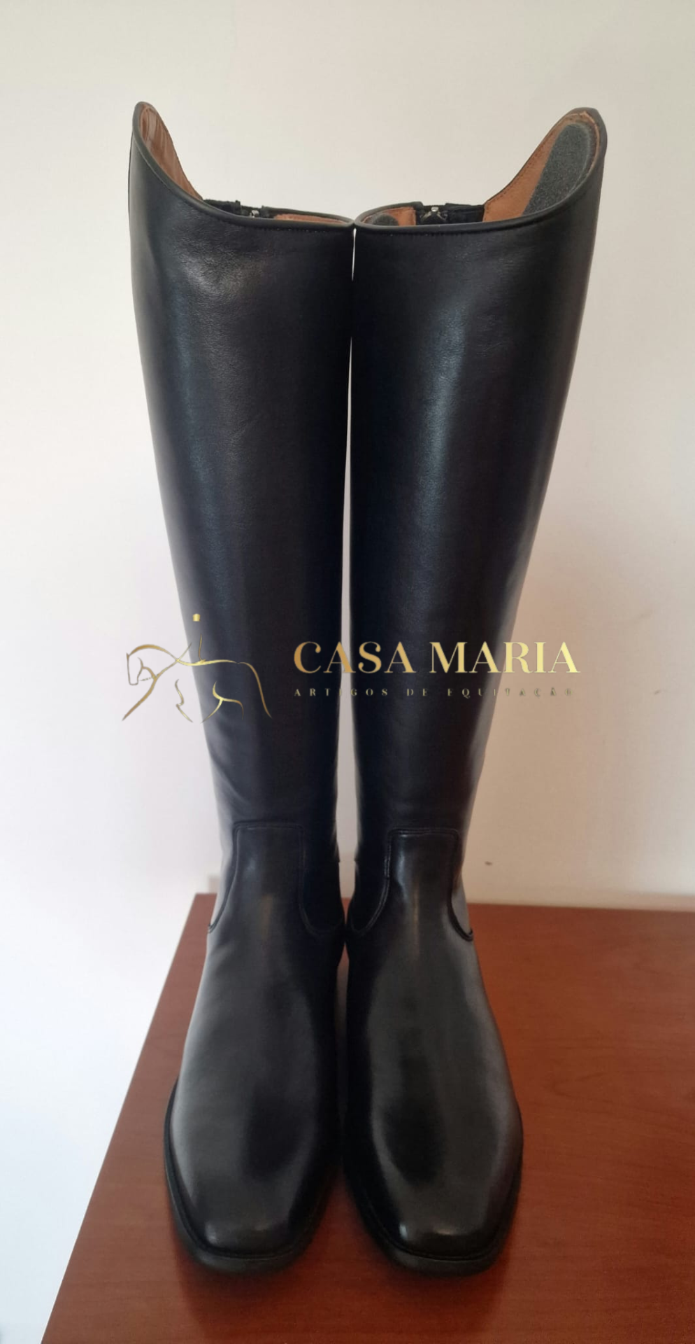 Botas altas de equitação em couro preto liso com fecho lateral