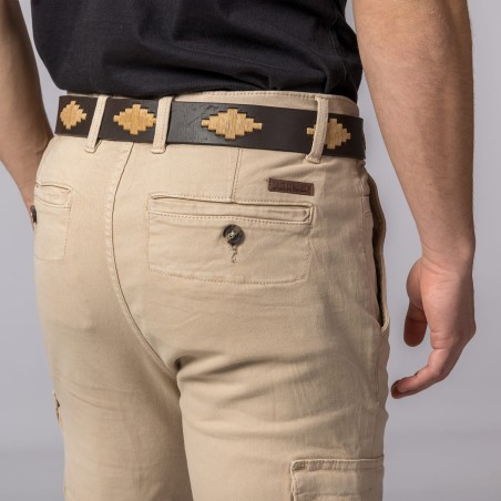 Calças bege com cinto preto decorativo e t-shirt preta