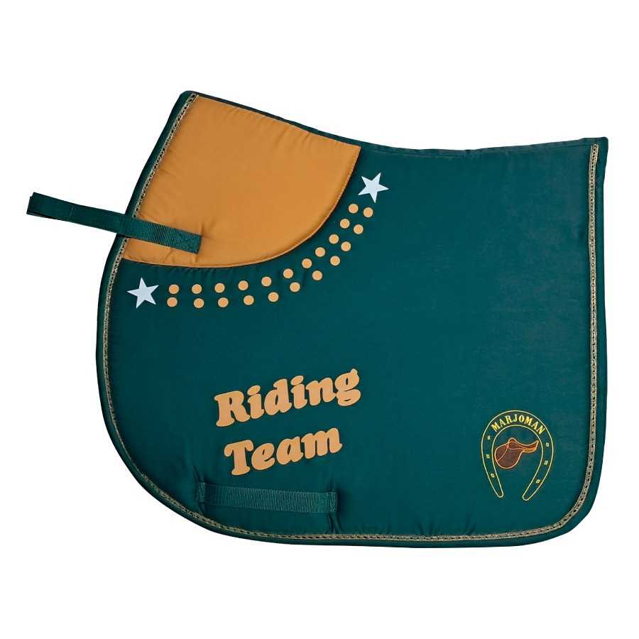 TAPIS DE SELA verde com detalhes amarelos alaranjados e textos Riding Team e Marjoman