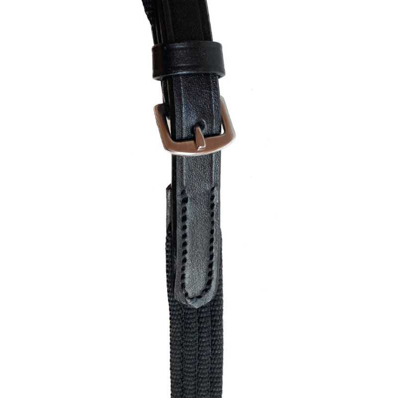 Cinto preto de tecido e couro com fivela metálica prateada