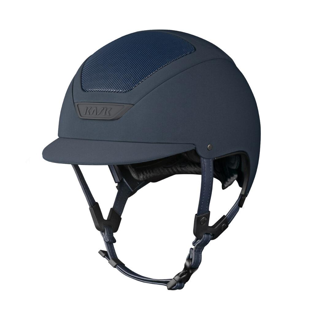 Capacete azul escuro com alça ajustável e painel superior em tecido texturizado KASK
