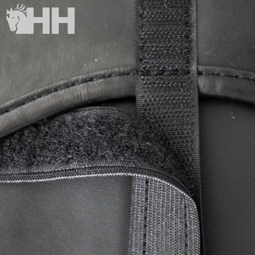 Detalhe de produto preto com velcro e logotipo HH