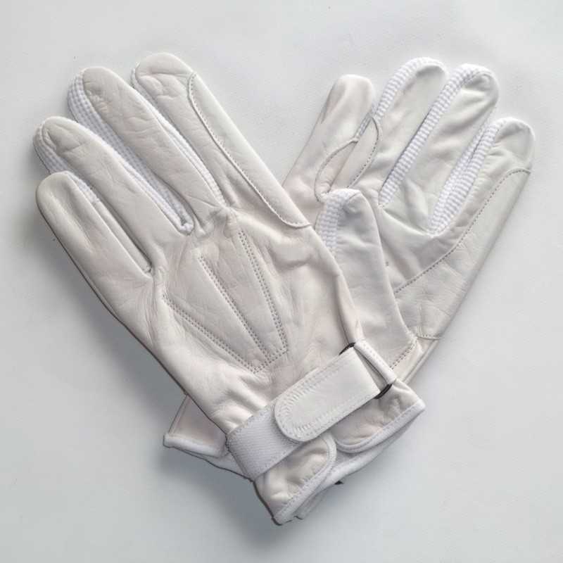 Par de luvas brancas com fecho de velcro