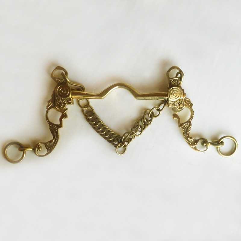 Freio metálico dourado para cavalo com desenhos de cavalos e corrente