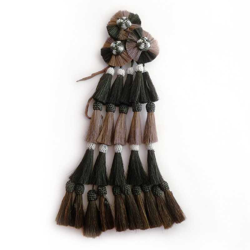 pendente decorativo com franjas castanhas em fundo branco