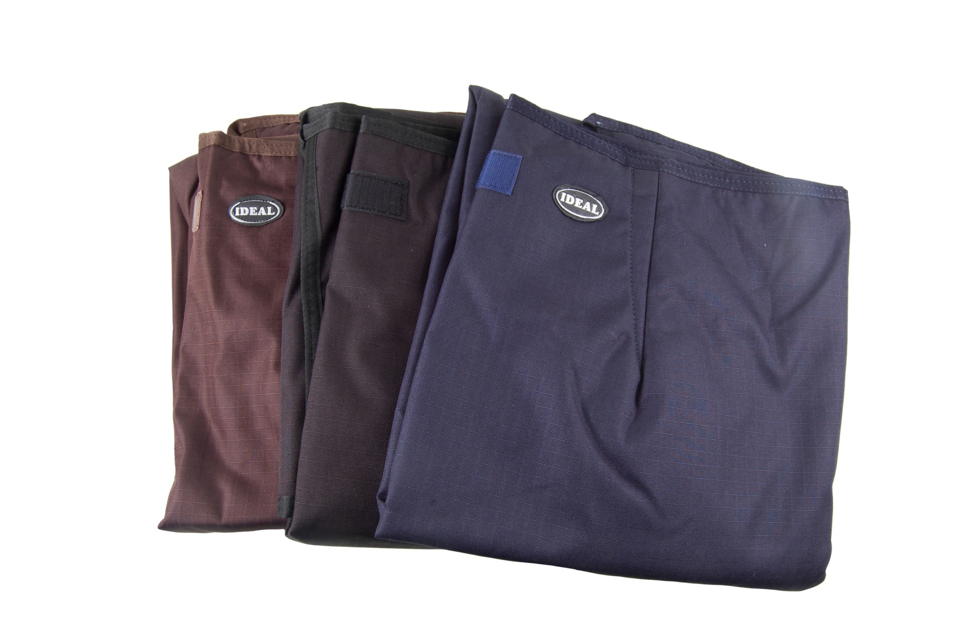 Quatro calças dobradas de cores diferentes com etiquetas IDEAL