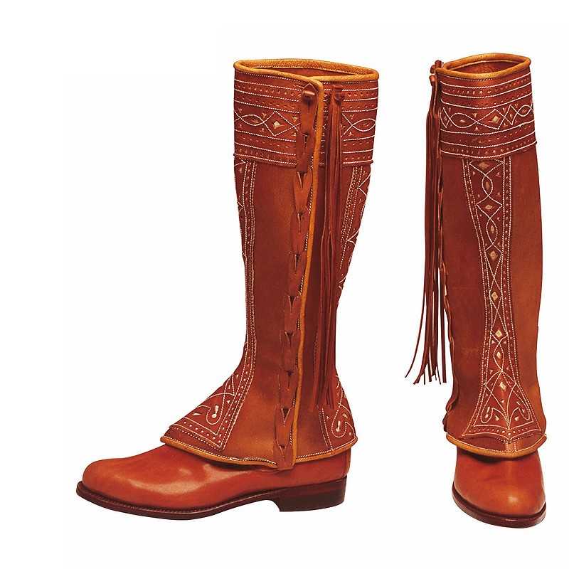 Botas altas em couro castanho com bordados e franjas