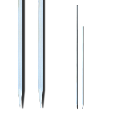 Agulhas metálicas de tricô prateadas em fundo branco.