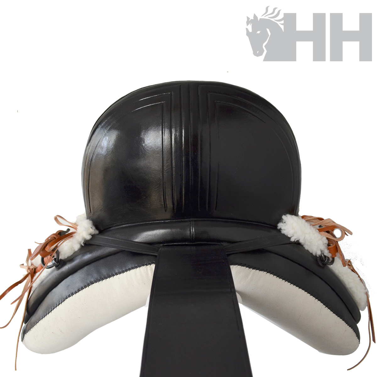 Sela equestre em couro preto com acolchoamento branco e cordões castanhos, vista frontal