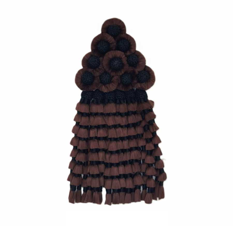 Produto artesanal de lã com franjas e pompons castanhos e pretos