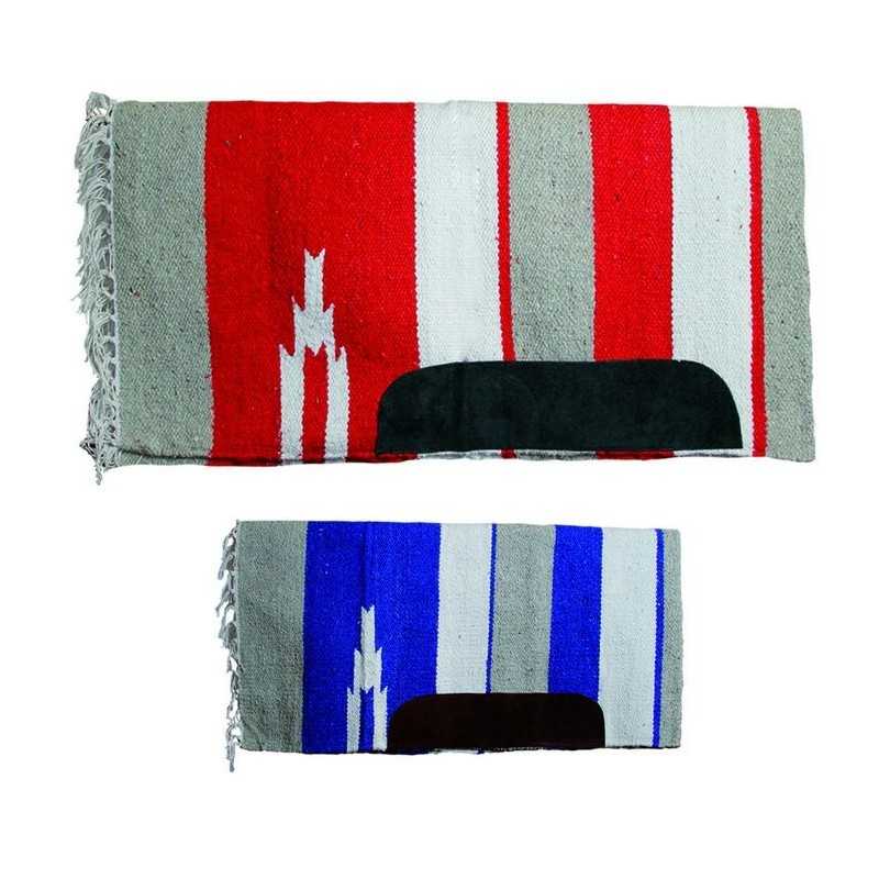 Dois tapetes têxteis com riscas e franjas, um maior vermelho e outro menor azul, cada um com uma almofada preta