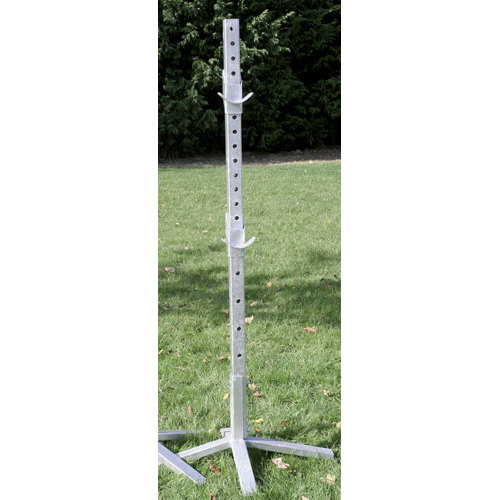 Estrutura metálica ajustável com base de quatro pés em relvado