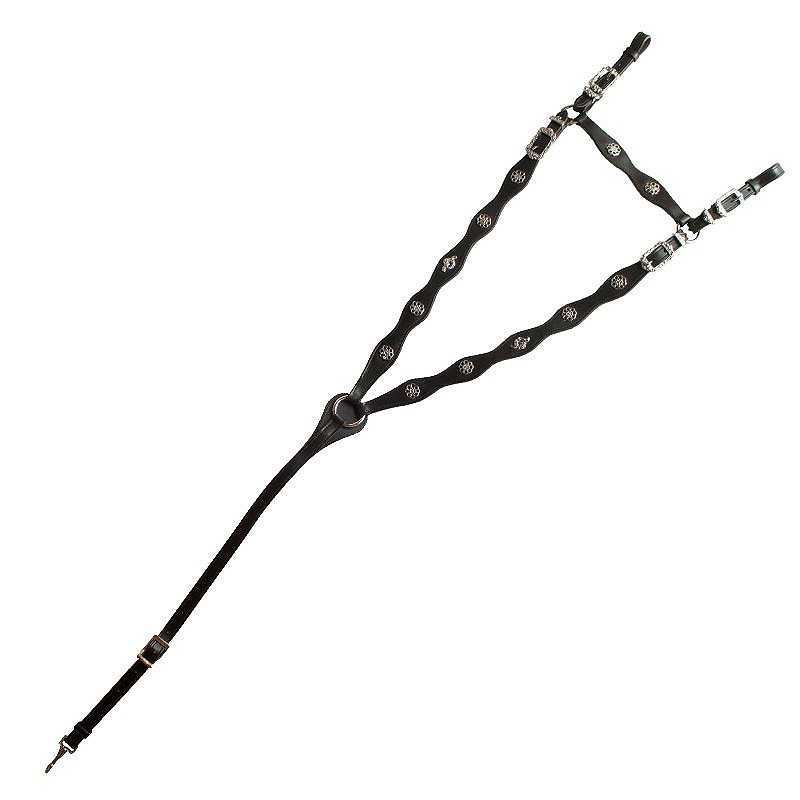 Correia preta com fivelas metálicas e padrões brancos