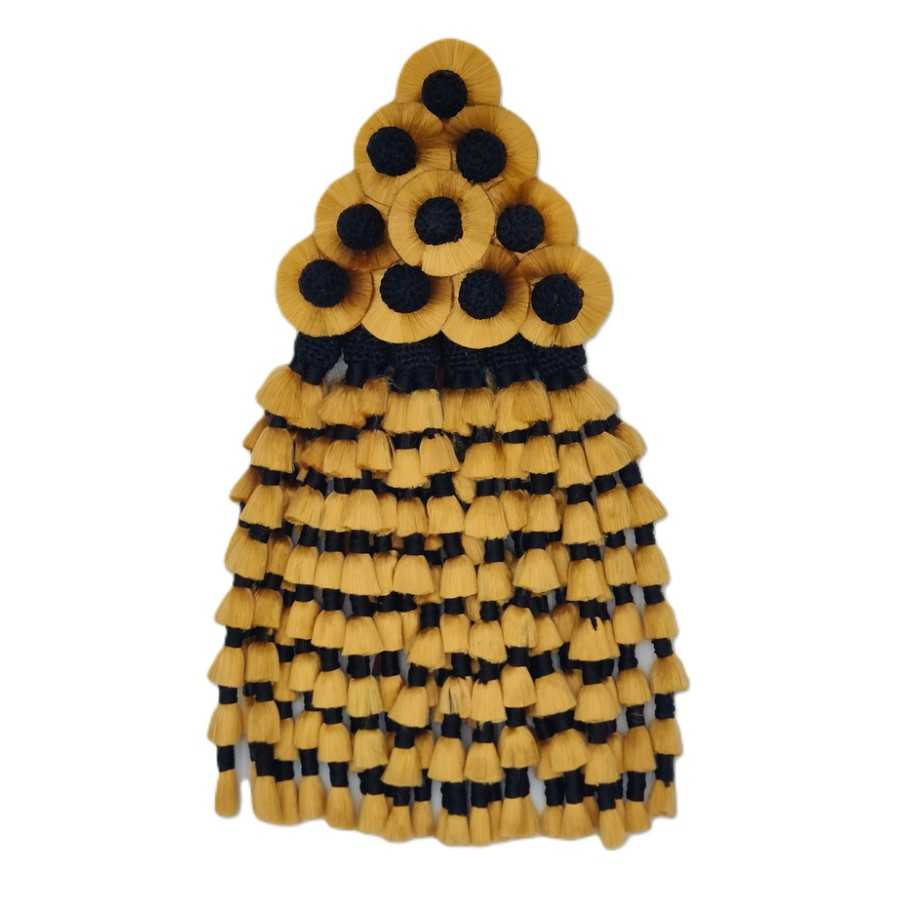 Arranjo decorativo em tecido amarelo e preto com flores e franjas