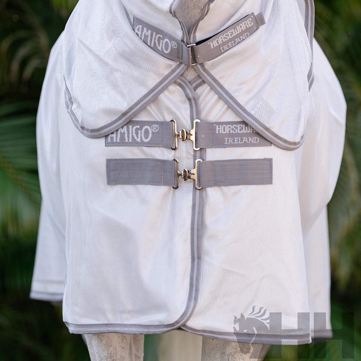 Cobertura para cavalo branca com tiras cinza e fechos metálicos, com marcas AMIGO e HORSEWARE IRELAND visíveis
