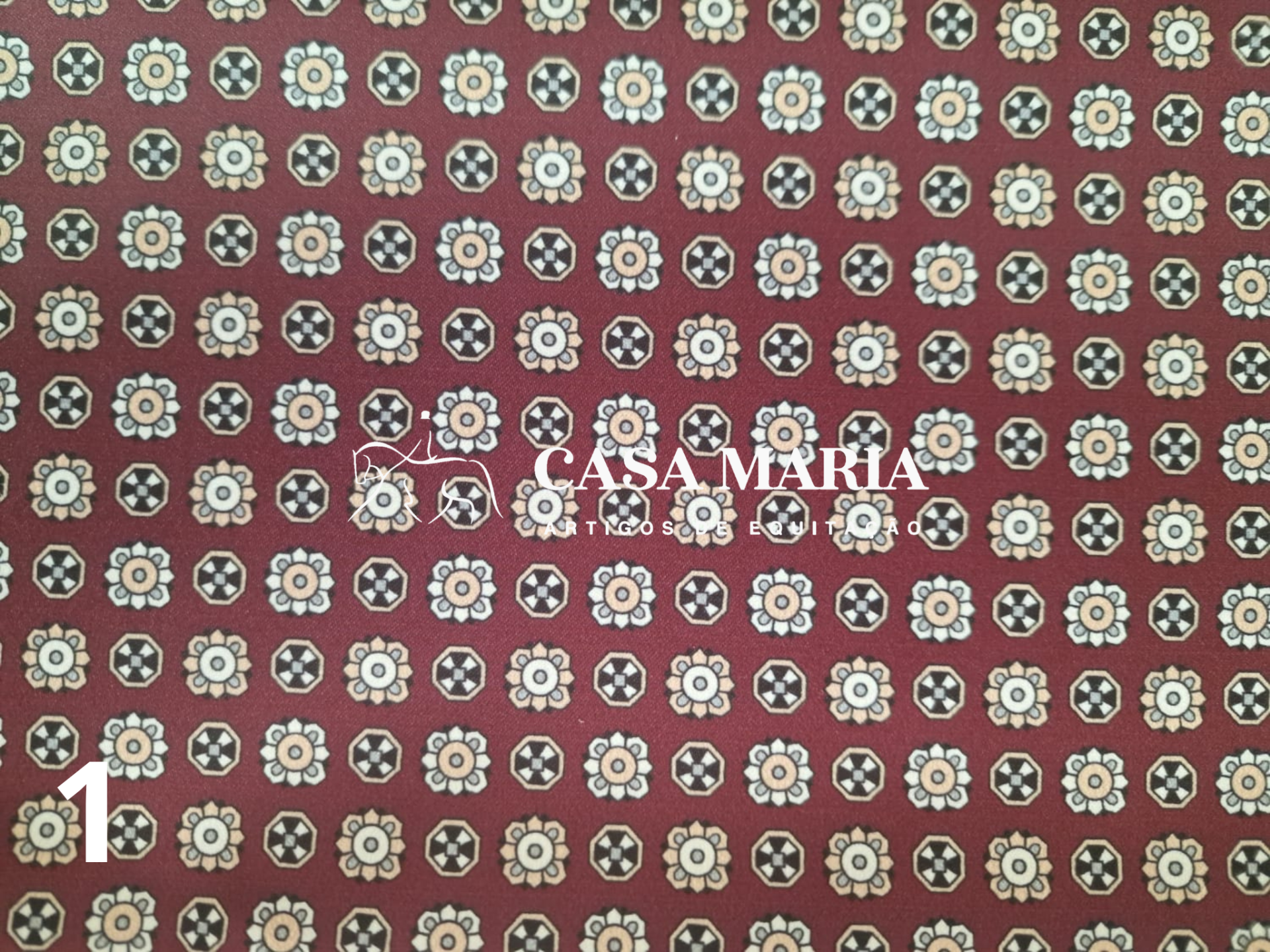 Tecido vermelho com padrão floral pequeno repetido em branco, bege e castanho