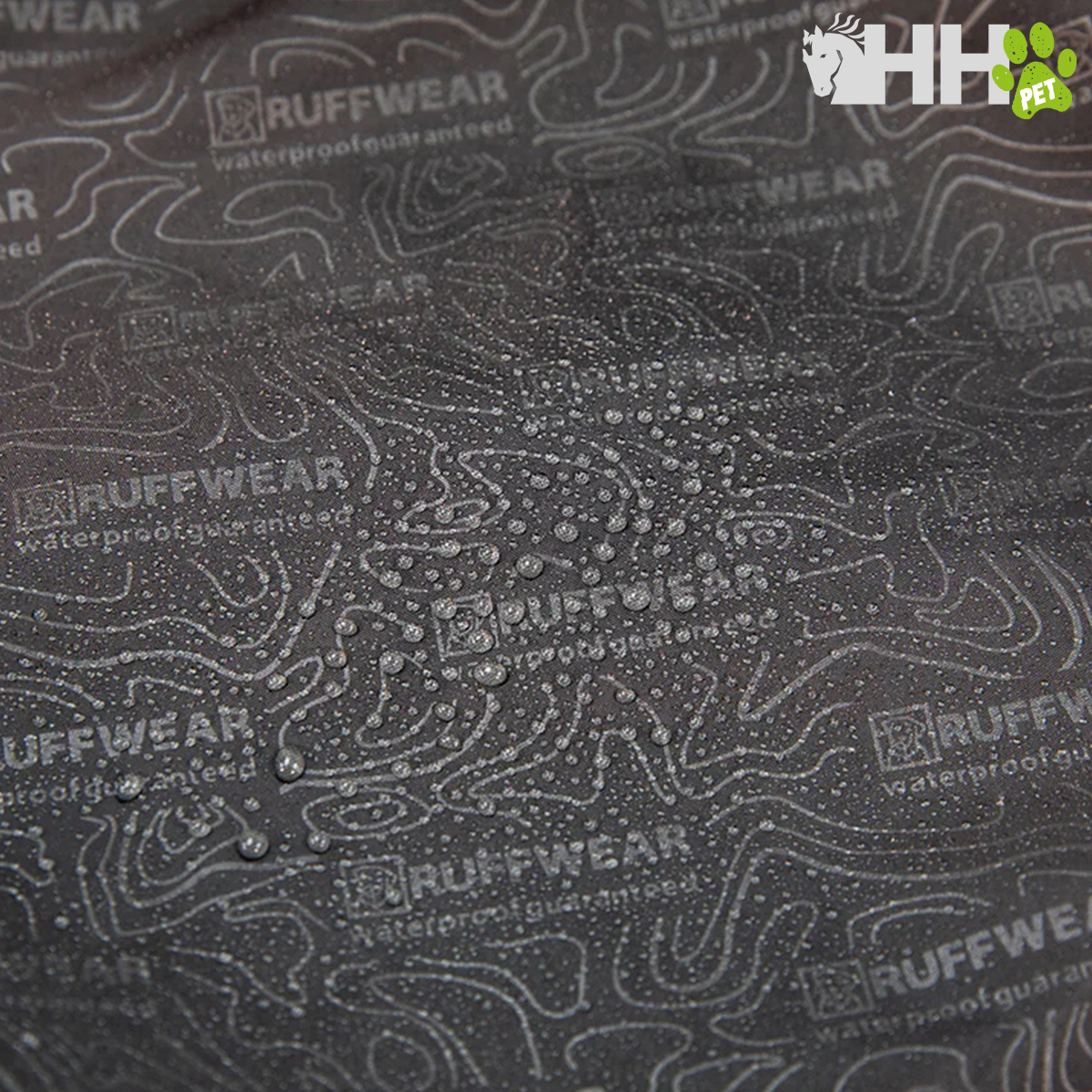 Superfície escura impermeável com padrão topográfico e texto RUFFWEAR