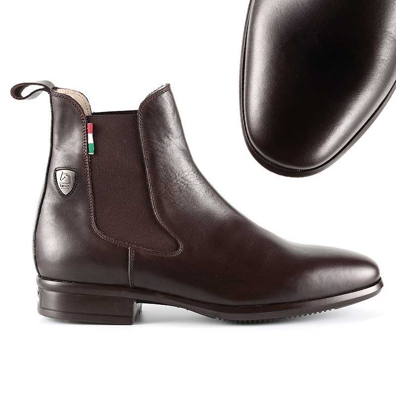 Bota Chelsea castanha escura em pele com elástico preto e detalhes metálicos