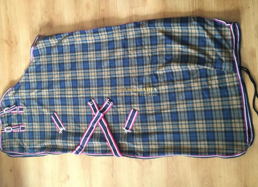 Capa para cavalo xadrez azul, bege, branco e verde com fechos e alças, texto CASA MARIA