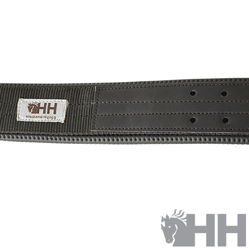Cinta elástica preta com etiqueta HH HispanoHípica sobre fundo branco