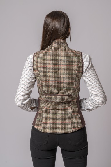 Colete feminino xadrez castanho e bege visto de costas