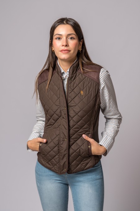 Colete acolchoado castanho com detalhes em tecido e camisa xadrez de manga comprida