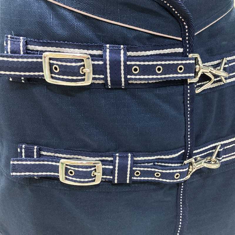 Bolsa azul escura com tiras em azul e branco e fivelas metálicas prateadas