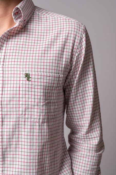 Camisa xadrez branca com linhas vermelhas e verdes, bolso com bordado RL