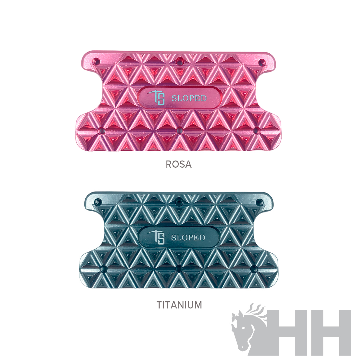 Duas placas metálicas coloridas com padrão triangular e texto TS SLOPED