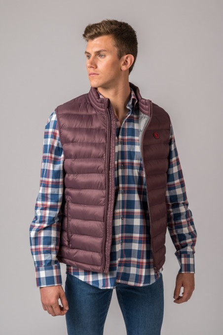 Colete acolchoado castanho-escuro com camisa xadrez azul e vermelho