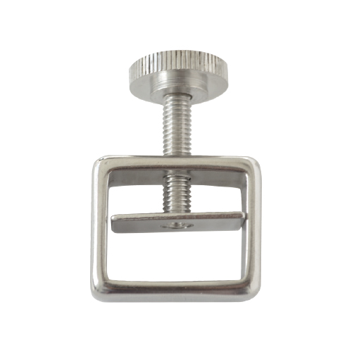 Aparelho metálico prateado com parafuso ajustável e estrutura retangular