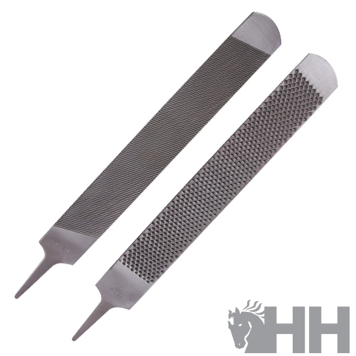 Conjunto de duas limas metálicas com diferentes texturas sobre fundo branco.