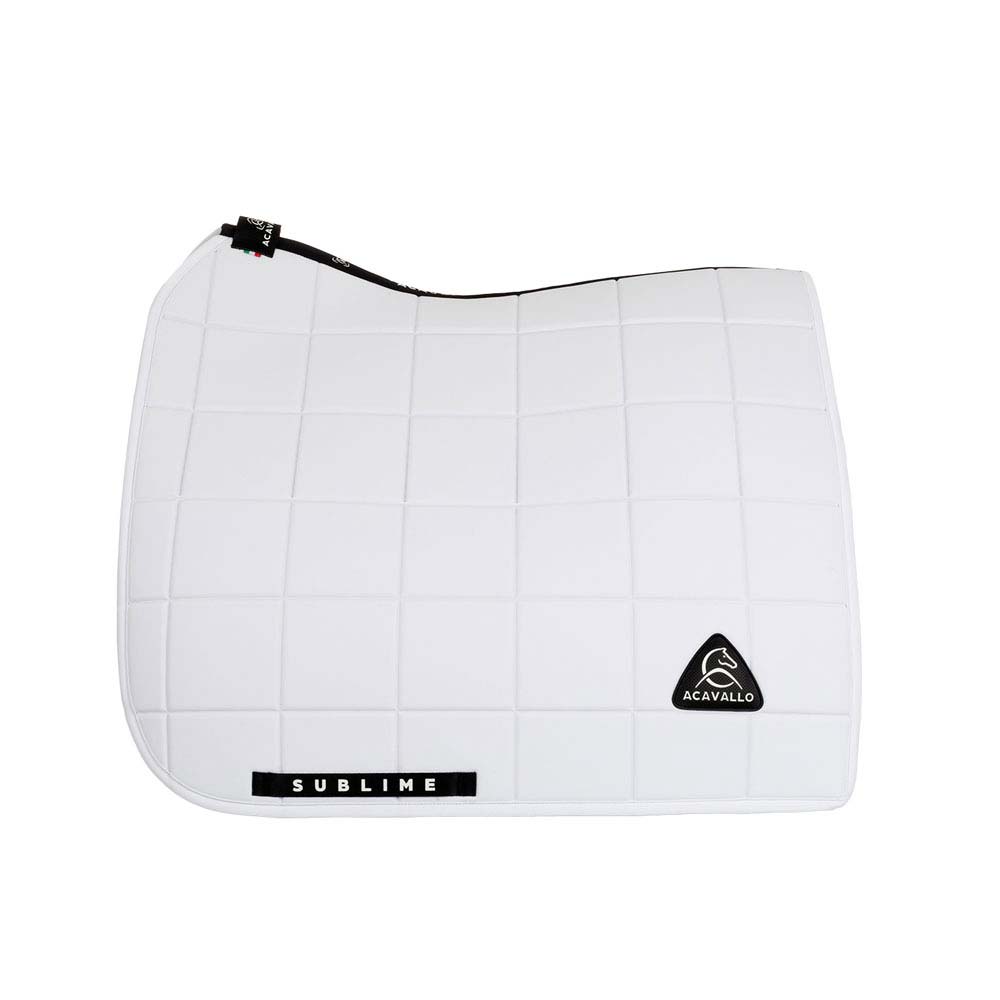 Abaixador de sela branco quadrado acolchoado com etiquetas pretas e texto branco.