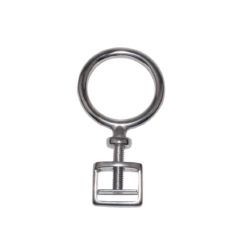 Anel de metal prateado com peça em forma de fivela em fundo branco