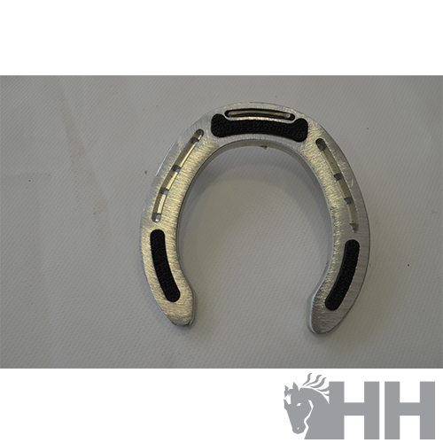 Ferradura metálica prateada com inserções pretas sobre superfície clara