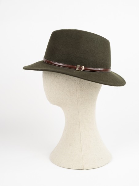 Chapéu verde-oliva em feltro com fita castanha e fivela dourada num suporte de cabeça.