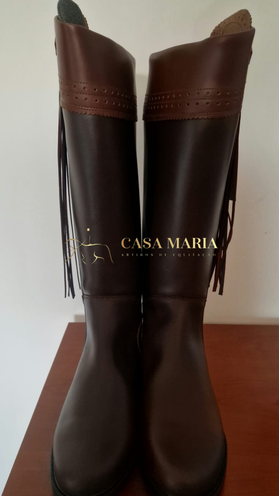Botas altas de couro castanho escuro com detalhes e franjas em castanho mais claro