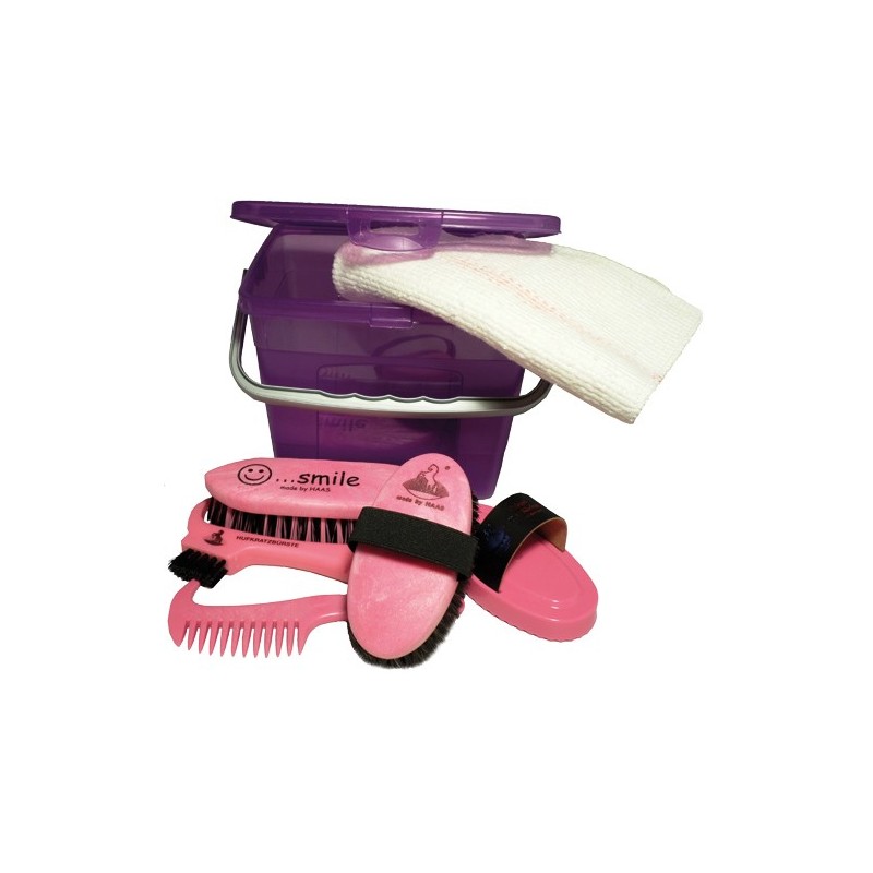 Conjunto de higiene com balde roxo, toalha branca e escovas cor-de-rosa