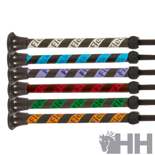 Cinco chicotes de montar com punhos pretos e fitas coloridas com texto FLECK