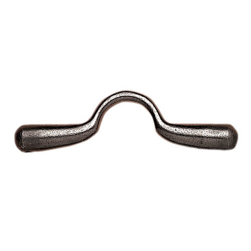 Alavanca metálica curvada cinzenta escura sobre fundo branco